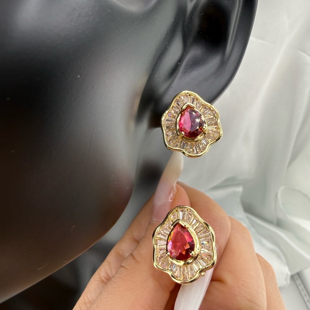 Classic vintage women Gold and Red Gemstone Earrings - Picture 8 of 11